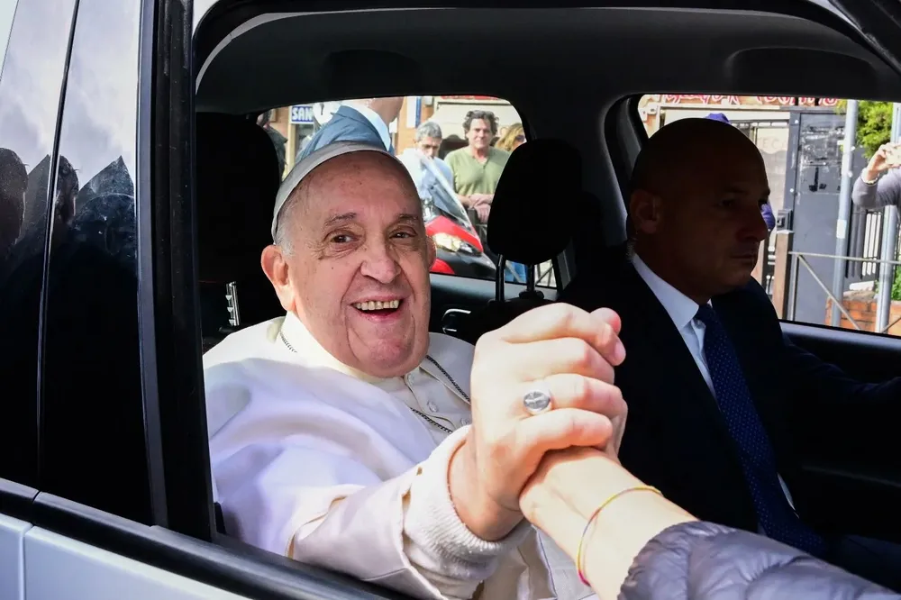 El papa Francisco al recibir el alta