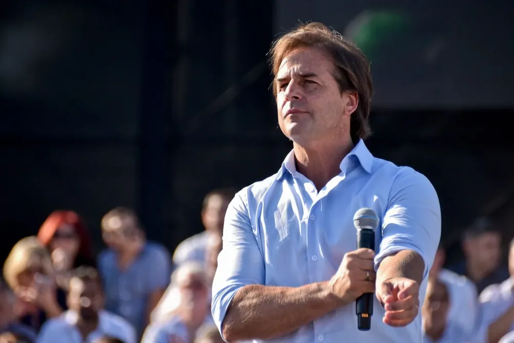 Foto de archivo. Lacalle Pou encabeza un acto durante la campaña electoral, en 2019