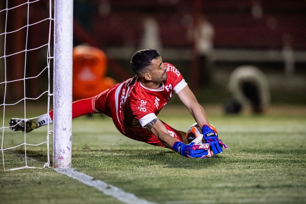 Guillermo Reyes ataja uno de los tres penales en Florida