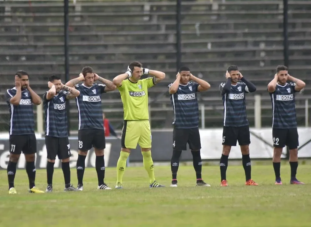 La protesta de los jugadores de Cerro, tapándose los oídos, ante la falta de respuesta del Ministerio de Educación y Cultura