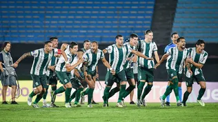 Los jugadores de Racing celebran la clasificación a la fase de grupos de la Copa Sudamericana tras vencer en definición por penales a Wanderers