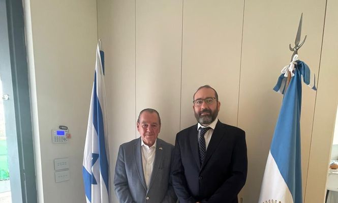 Mario Montoto, presidente de la Cámara de Comercio Argentino Israelí, junto a Axel Wahnish, Embajador de Argentina ante el Estado de Israel