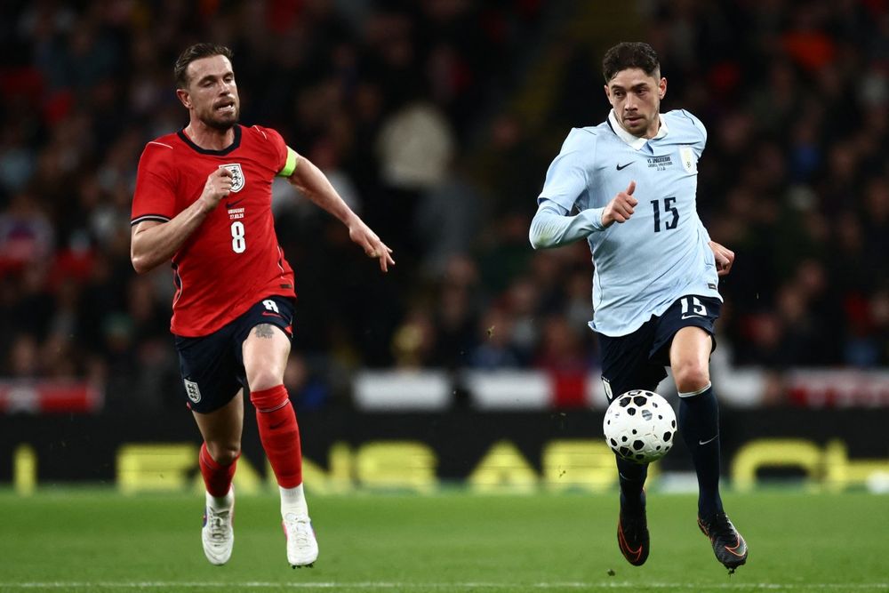 Federico Valverde de Uruguay ante Jordan Henderson de Inglaterra