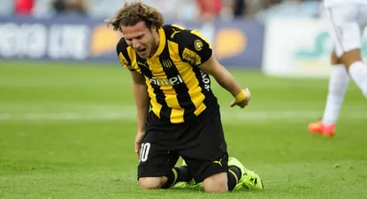 Forlán no puede creer la pelota que le sacó Conde