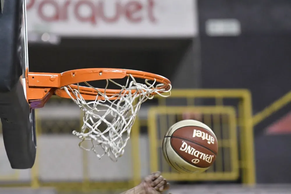 Básquetbol otra vez con incidentes