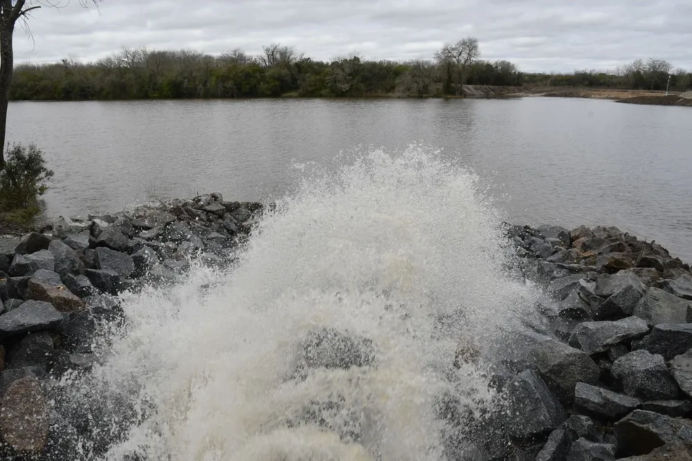 El trasvase lleva agua hasta el Santa Lucía