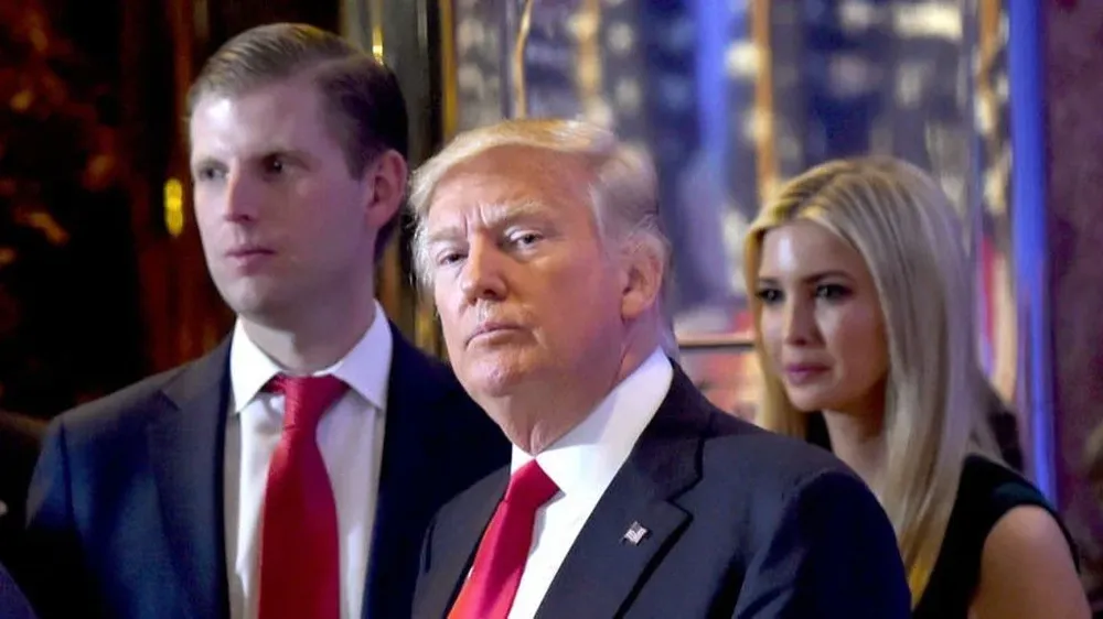 Donald Trump (centro) pasó el control de la organización a sus hijos cuando fue presidente