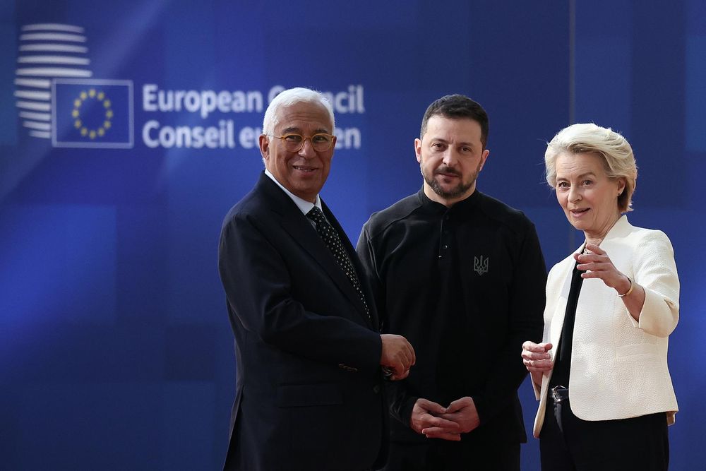 Antonio Costa, Volodomyr Zelensky y Ursula von der Leyen, a su arribo a Bruselas para la cumbre de la UE. EFE