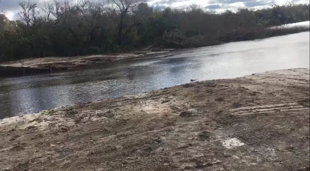 Parte del dique del río San José que fue arrastrado por las lluvias de la semana pasada