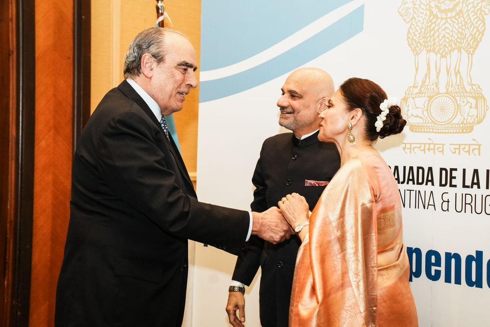 El jefe de Gabinete Guillermo Francos saluda al embajador Dinesh Bhatia y su esposa Seema