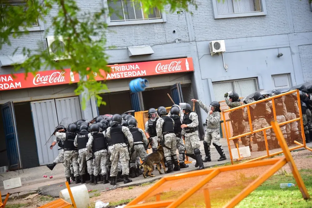 La garrafa fue lanzada desde la parte más alta de la Amsterdam y golpeó a un policía La garrafa fue lanzada desde la parte más alta de la Amsterdam y golpeó a un policía