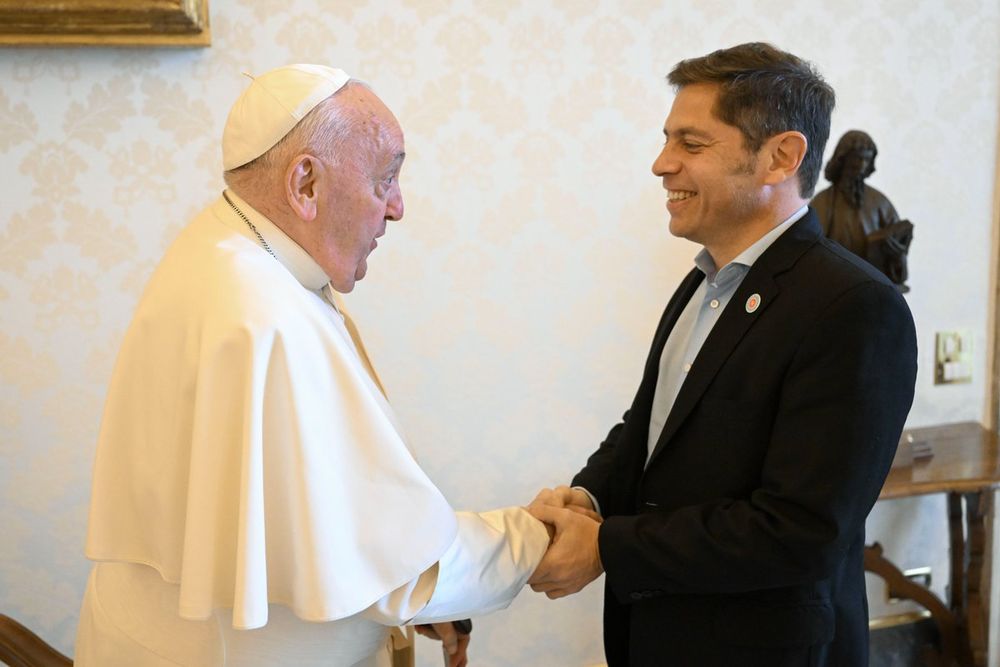 El gobernador Axel Kicillof y el Papa Francisco en el Vaticano