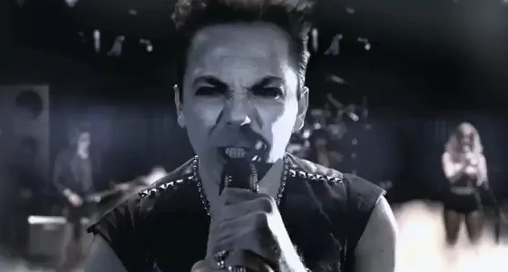 Cristian Castro filmó en 2011 una publicidad para Pepsi donde se transformó en una estrella de metal