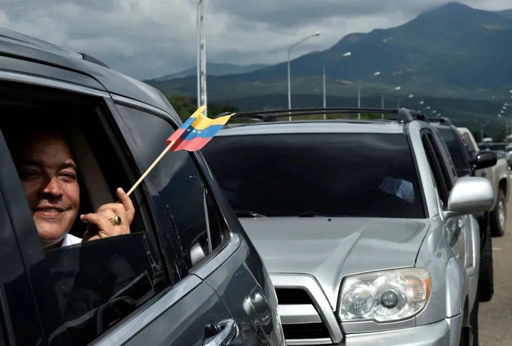 Vehículos cruzan el puente internacional Atanasio Girardot, que une Colombia y Venezuela