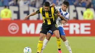 Jaime Báez de Peñarol ante Agustín Lagos de Vélez Sarsfield por Copa Libertadores