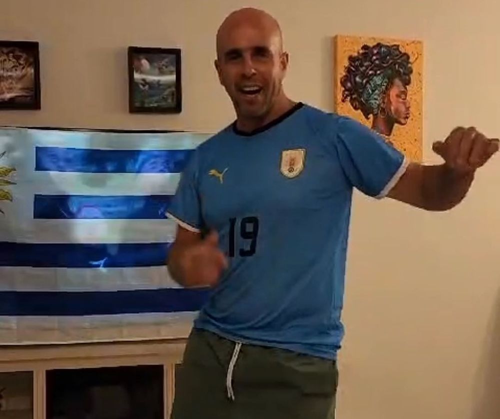 Copa América 2024: el pelado celeste, el hincha uruguayo más famoso, le  enseña a bailar plena a Manuel Ugarte