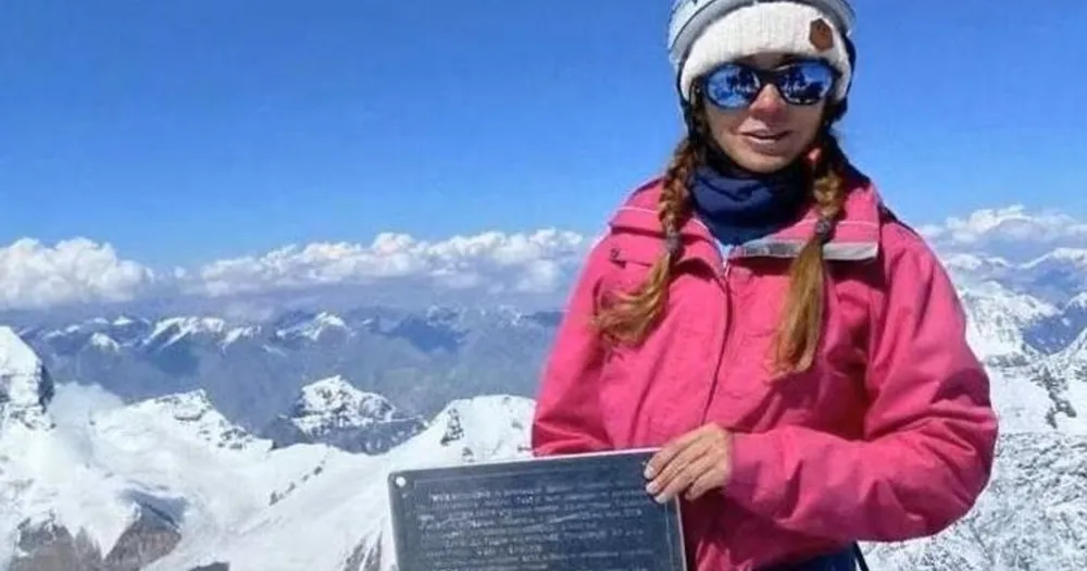 Un nuevo video revela que no hay rastros de vida de la alpinista rusa atrapada a 7 mil metros de altura.