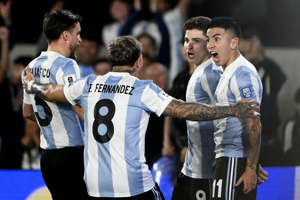 Julián Álvarez de Argentina celebra junto a Nicolás Tagliafico, Enzo Fernández y Thiago Almada ante Brasil por las Eliminatorias