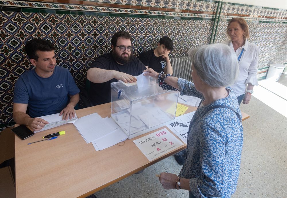 Una mujer ejerce su derecho a voto en las elecciones europeas en un colegio de Madrid