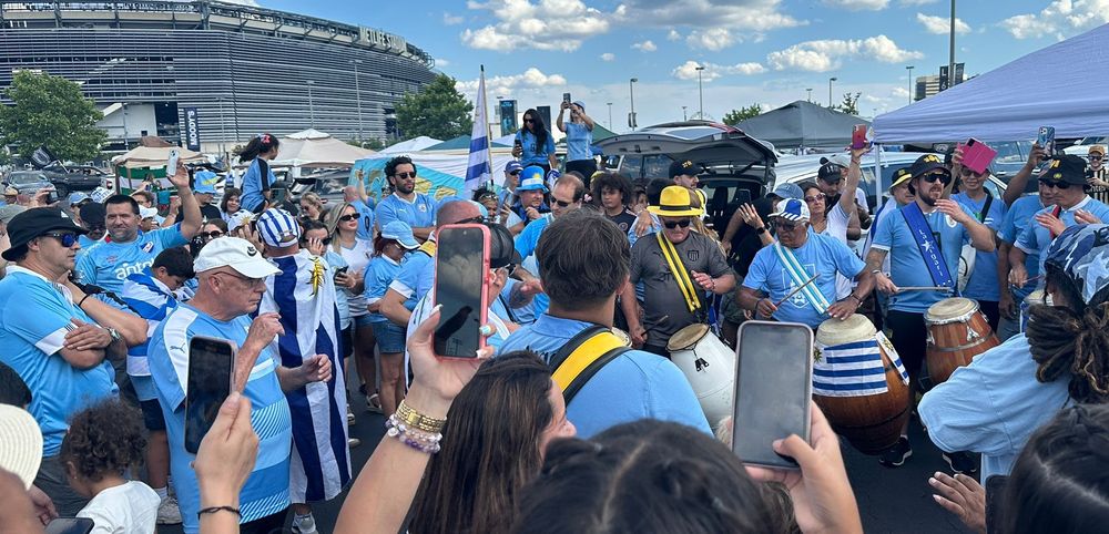 Los tamboriles se escuchan en las afueras del MetLife Stadium de Nueva Jersey antes del partido entre la selección de Uruguay y Bolivia por la Copa América 2024