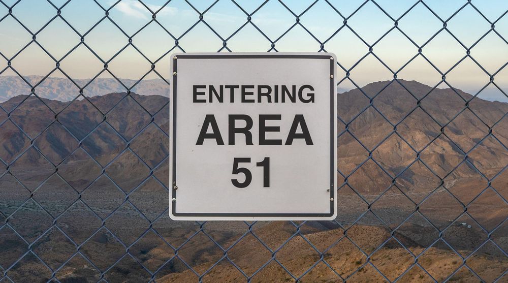 El área 51 es una zona altamente restringida en el estado de Nevada controlada por el ejército de EE.UU. El secretismo alrededor de esta base ha dado pie a múltiples historias de ciencia ficción y a teorías de conspiración.