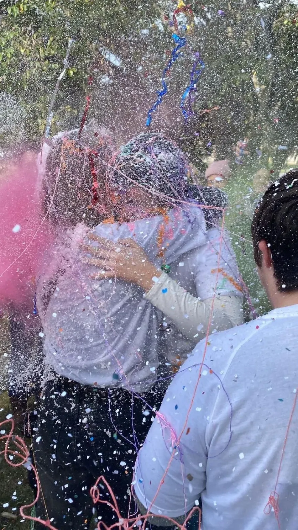 Dos exestudiantes de medicina se abrazan celebrando su título