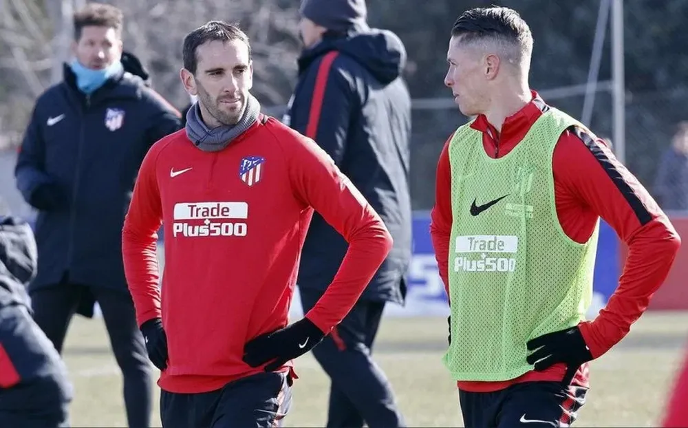 Godín en su vuelta a los entrenamientos charlando con el Niño Torres
