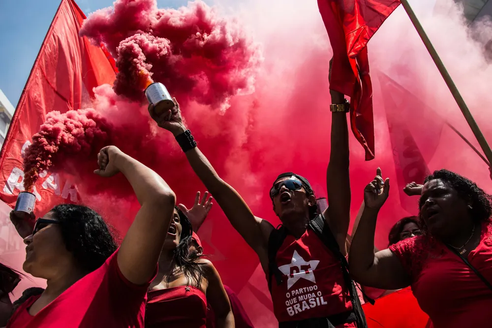 Simpatizantes de Lula marcharon en frente a la sede de O Globo el domingo.