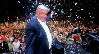 lopez obrador beso a una periodista y no le respondio su pregunta
