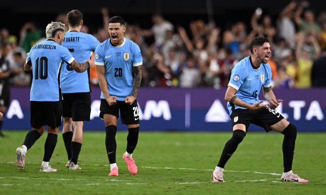 Maxi Araújo y Federico Valverde celebran la clasificación de la selección de Uruguay ante Brasil en la Copa América