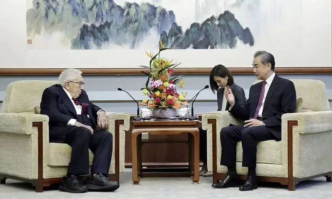 Henry Kissinger y Wang Yi, director de asuntos exteriores del Partido comunista chino