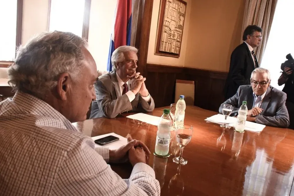 Archivo. El presidente Tabaré Vázquez flanqueado por el titular de ARU, Pablo Zerbino y el ministro Enzo Benech el 15 de enero