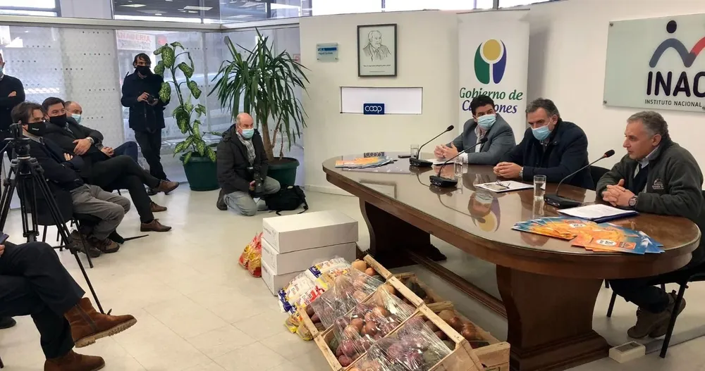 El intendente Yamandú Orsi participó en un acto del Instituto Nacional del Cooperativismo (Inacoop).