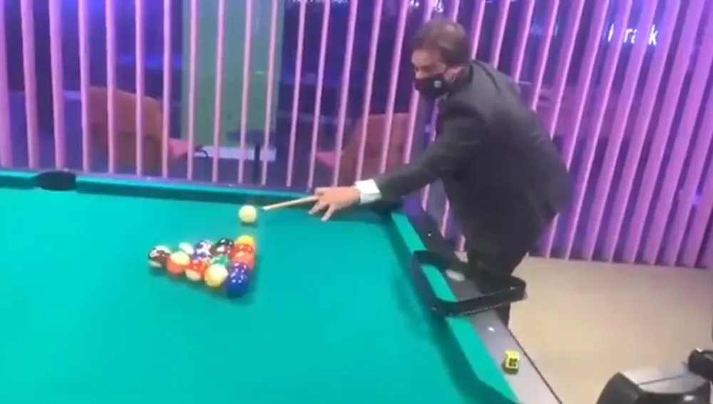 Lacalle Pou en el pool de las oficinas de Globant