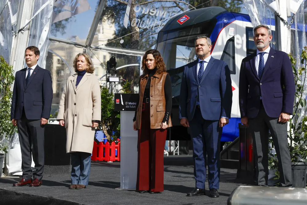 La presidenta de la Comunidad de Madrid, Isabel Díaz Ayuso (c), entre otros, guardan un minuto de silencio en recuerdo del papa Francisco