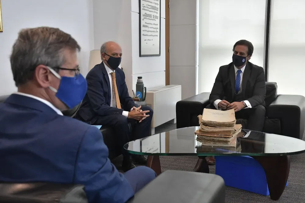 Jorge Díaz reunido en el piso 11 de Torre Ejecutiva con el presidente Luis Lacalle Pou y el ministro de Defensa, Javier García