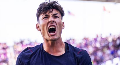 Justin Ellis celebró en su debut su gol para Estados Unidos, con la selección uruguaya a la espera