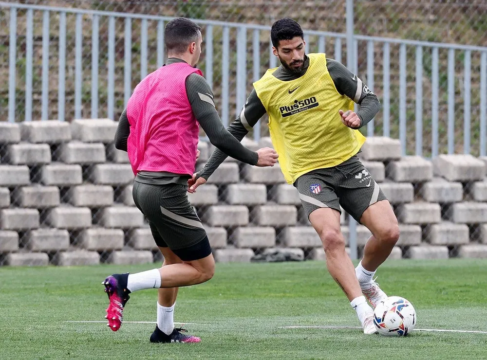 Luis Suárez en el entrenamiento de este viernes, con pelota y marca