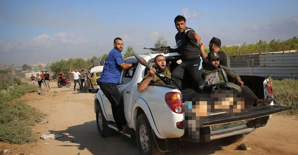 El cuerpo de Shani Louk, de 22 años, semidesnuda, boca abajo, fue paseado en una camioneta por las calles de Gaza el 7 de octubre de 2023