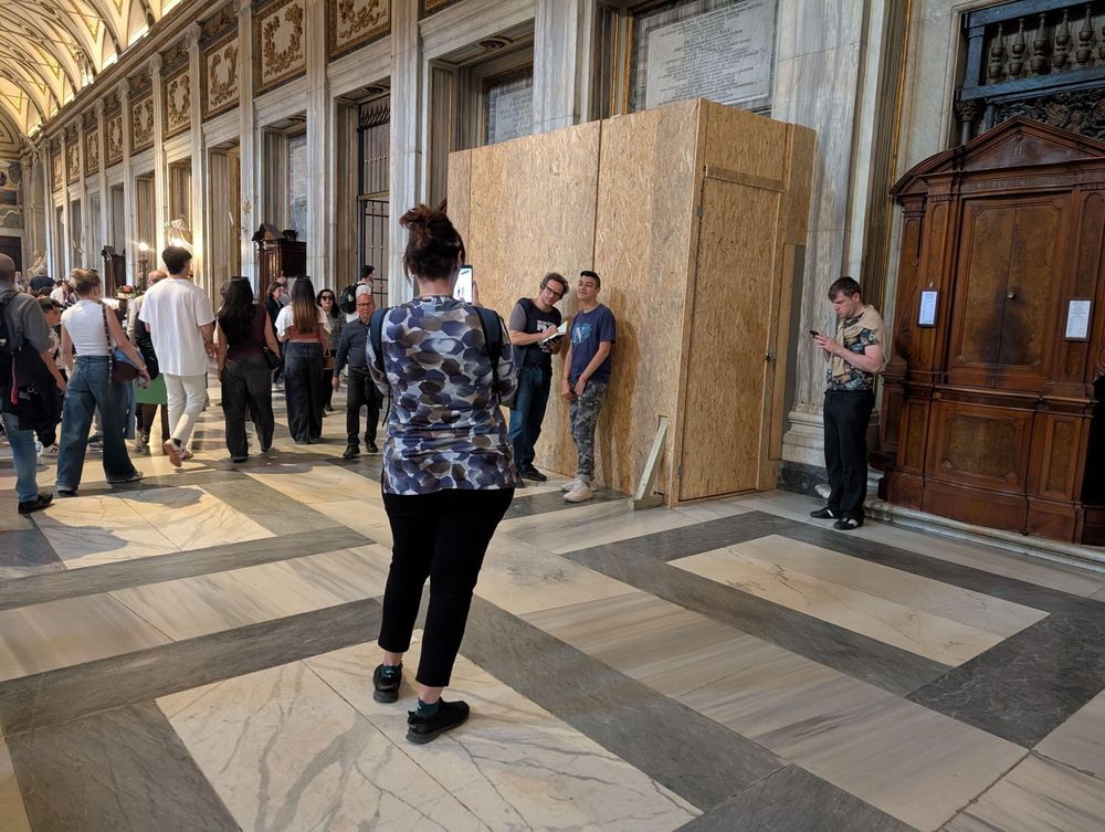 Los turistas se fotografiaban ante el sitio donde se cree que va a ser sepultado el papa Francisco.