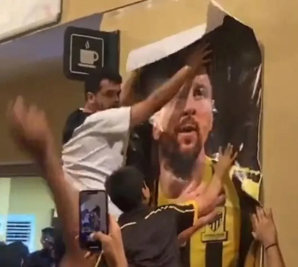 El poster de Messi con la camiseta de Al Ittihad de Arabia Saudita que colgaron los hinchas de este equipo