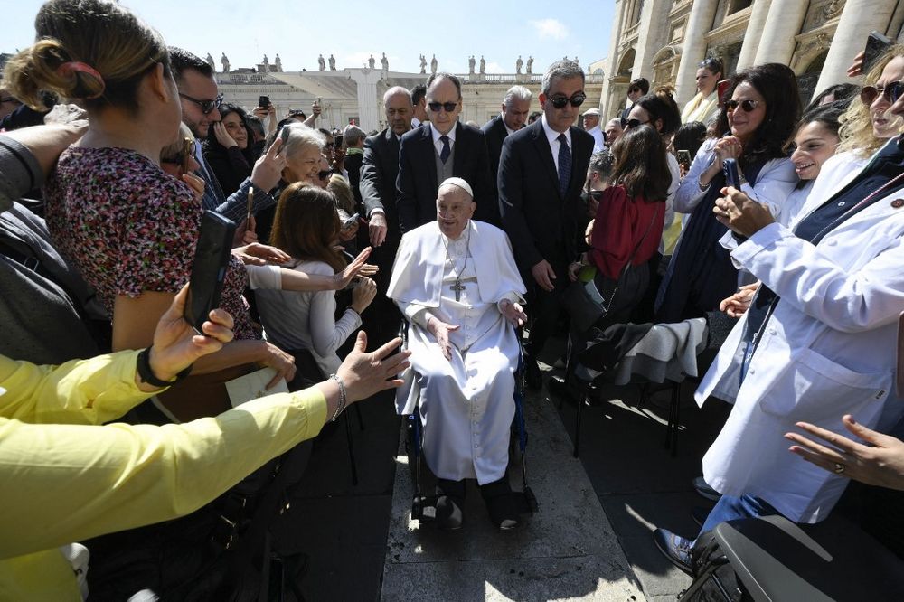 El papa Francisco en su primera aparición pública en la Plaza de San Pedro del Vaticano