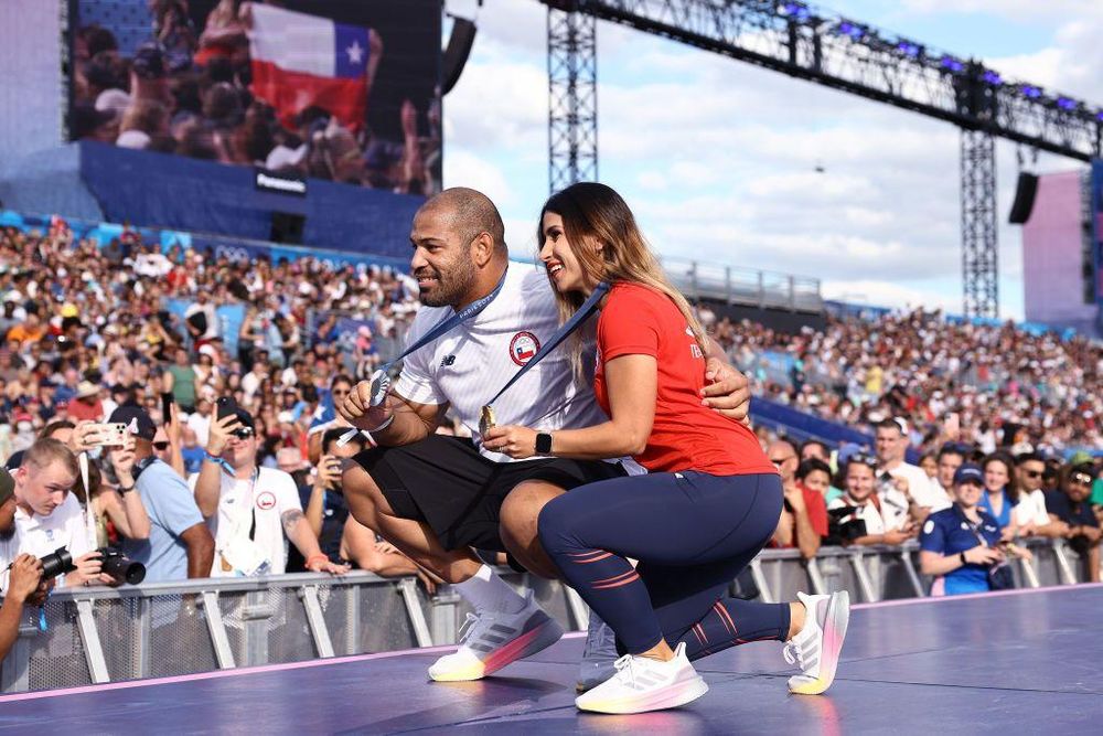 Francisca Crovetto posa junto a Yasmani Acosta. Crovetto se convirtió en la primera mujer chilena en quedarse con una medalla de oro.