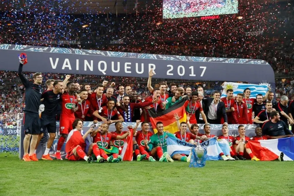 El festejo de Cavani, con la bandera de Uruguay