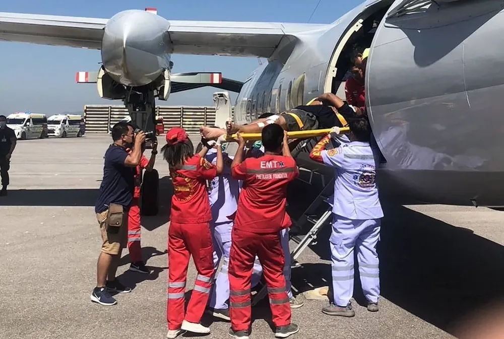 Uno de los sobrevivientes del naufragio es trasladado como parte de los operativos de rescate