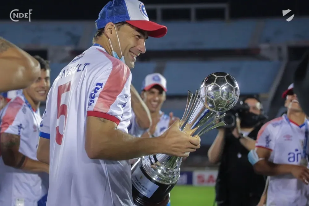 Rafael García con el trofeo de la Supercopa 2021