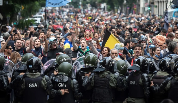 Un juez anuló el protocolo antipiquetes y el Gobierno apelará: Ni un paso atrás, dijeron Bullrich y Monteoliva
