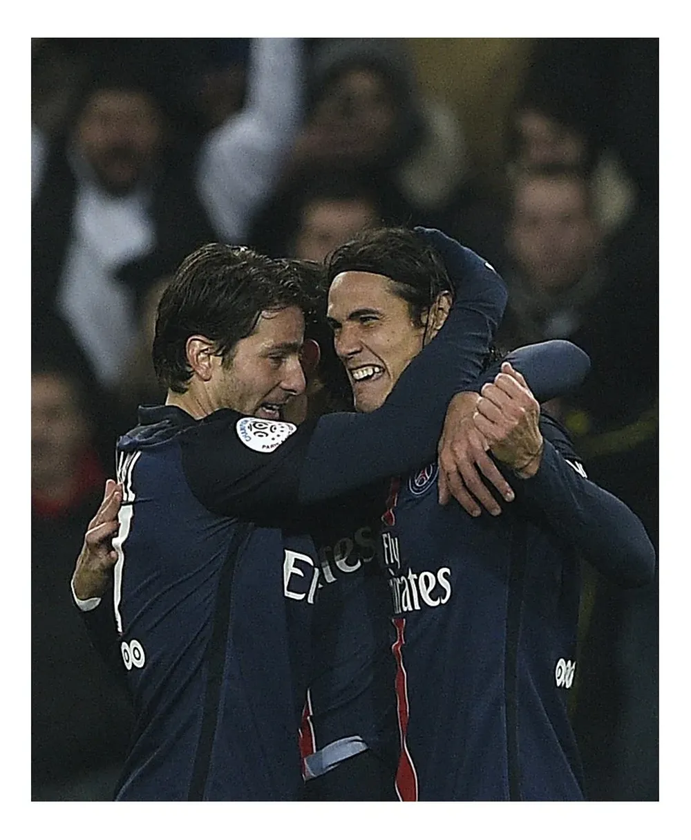 Cavani celebra su gol junto al brasileño Maxwell