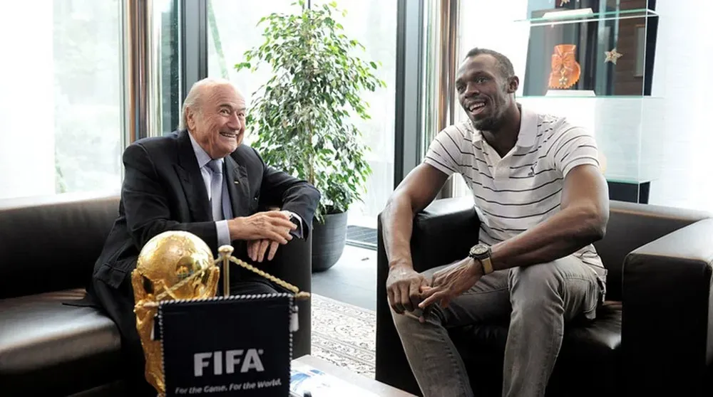 Blatter junto a Bolt en la FIFA