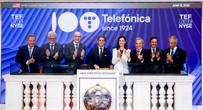 Telefónica toca la campana en la Bolsa de Nueva York para celebrar 100 años conectando la vida de las personas